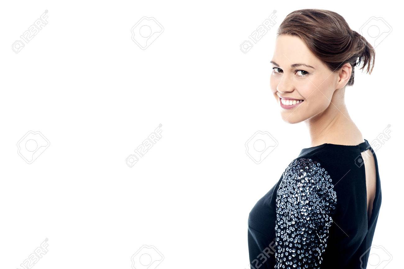 振り返ってみるとカメラにポーズのスタイリッシュな女性 の写真素材 画像素材 Image 振り返ってみるとカメラにポーズのスタイリッシュな女性 の写真素材 画像素材 Image