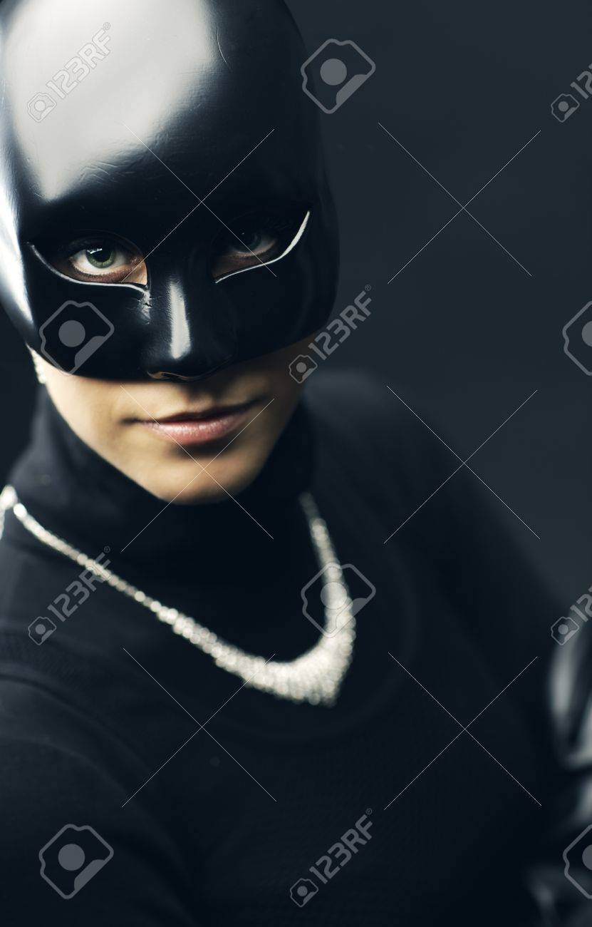 黒いマスクで女性の泥棒 の写真素材 画像素材 Image
