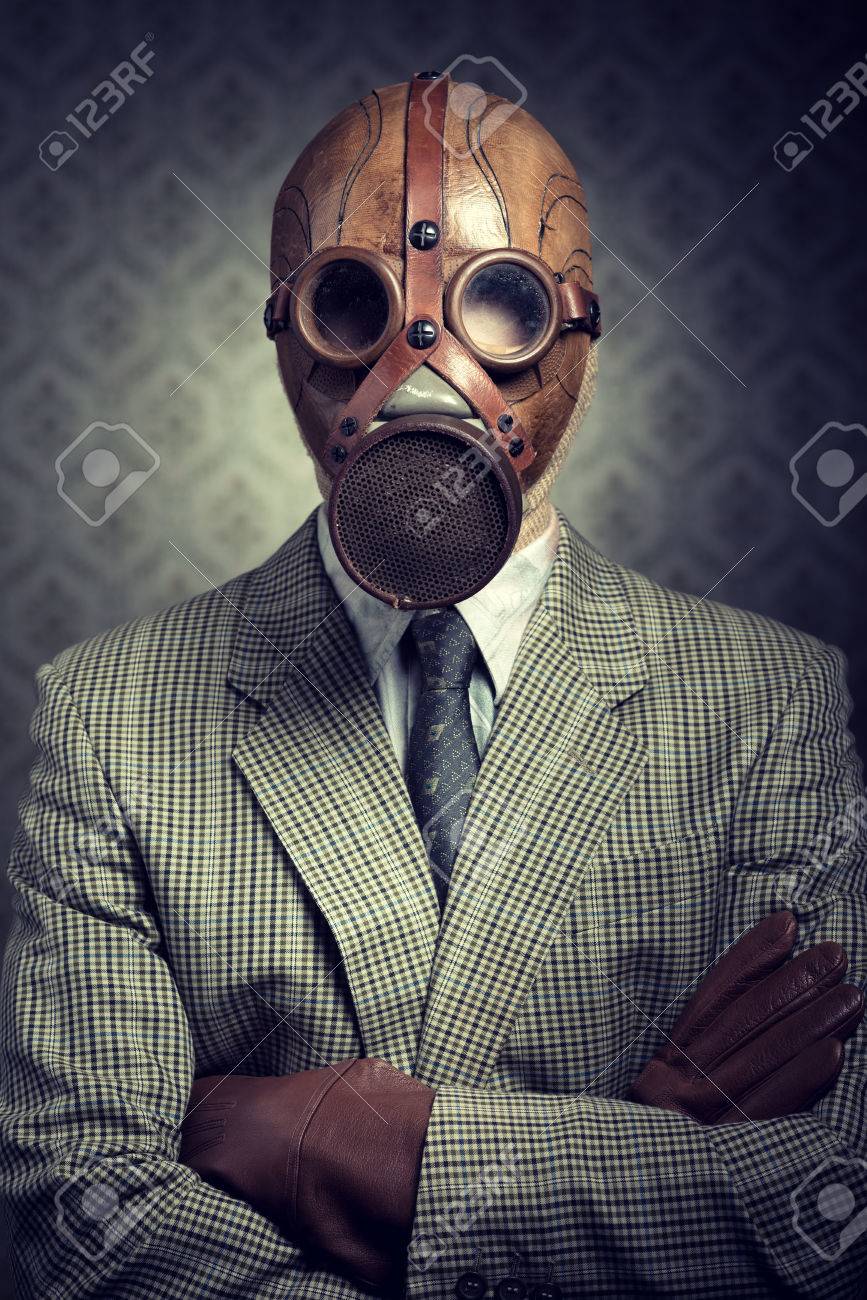 ビンテージの実業家の背景とレトロな壁紙ガスマスクを装着し。の写真素材・画像素材 Image 26802224