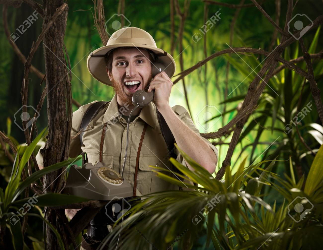 젊은 레트로 탐색기 빈티지 전화 정글에서 전화를 데. 로열티 무료 사진, 그림, 이미지 그리고 스톡포토그래피. Image 29916342
