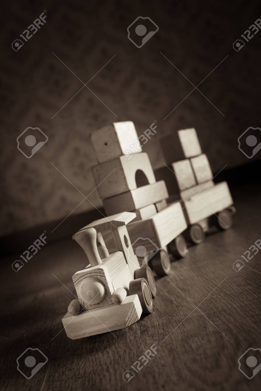 Vintage In Legno Treno Giocattolo Sul Pavimento Con Blocchi Colorati E Carta Da Parati Retrò Su Sfondo