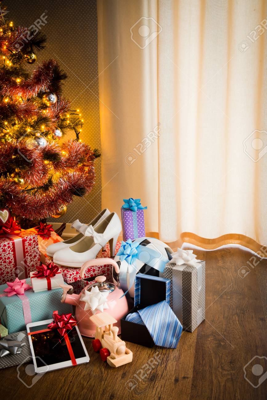 Regali Di Natale Per Tutta Famiglia.Immagini Stock Regali Di Natale Per Tutta La Famiglia Sotto L Albero Decorato Con Luci E Palline Colorate Image 34034636