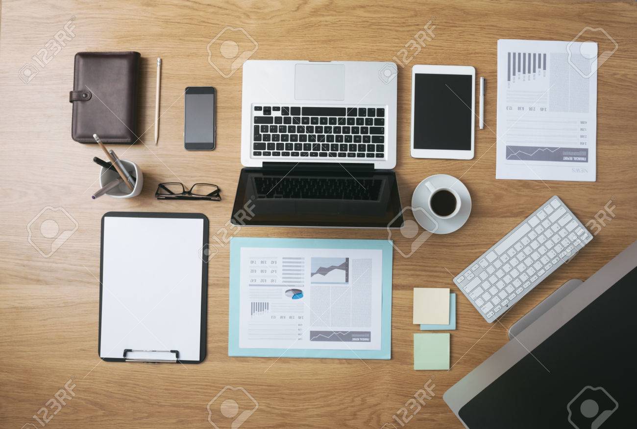 Range Bureau Et Des Outils De Travail De D Affaires Avec La Paperasserie Ordinateur Appareils A Ecran Tactile Et De La Papeterie Sur Une Surface En Bois Vue De Dessus Banque D Images Et