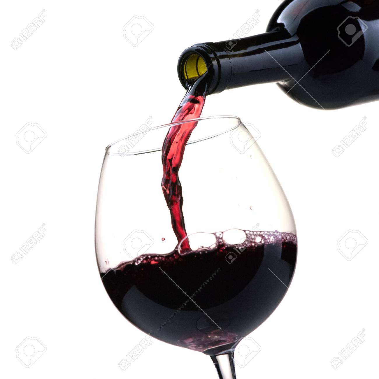 Verser Du Vin Rouge D'une Bouteille Dans Un Verre À Vin: Dégustation De Vin  Et Célébration Banque D'images Et Photos Libres De Droits. Image 84268345.