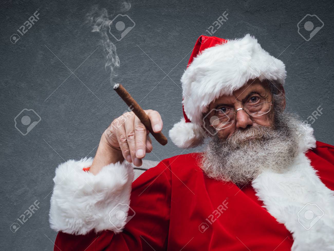悪いサンタの葉巻を吸って クリスマスを祝う 彼はカメラを見つめています の写真素材 画像素材 Image 0972