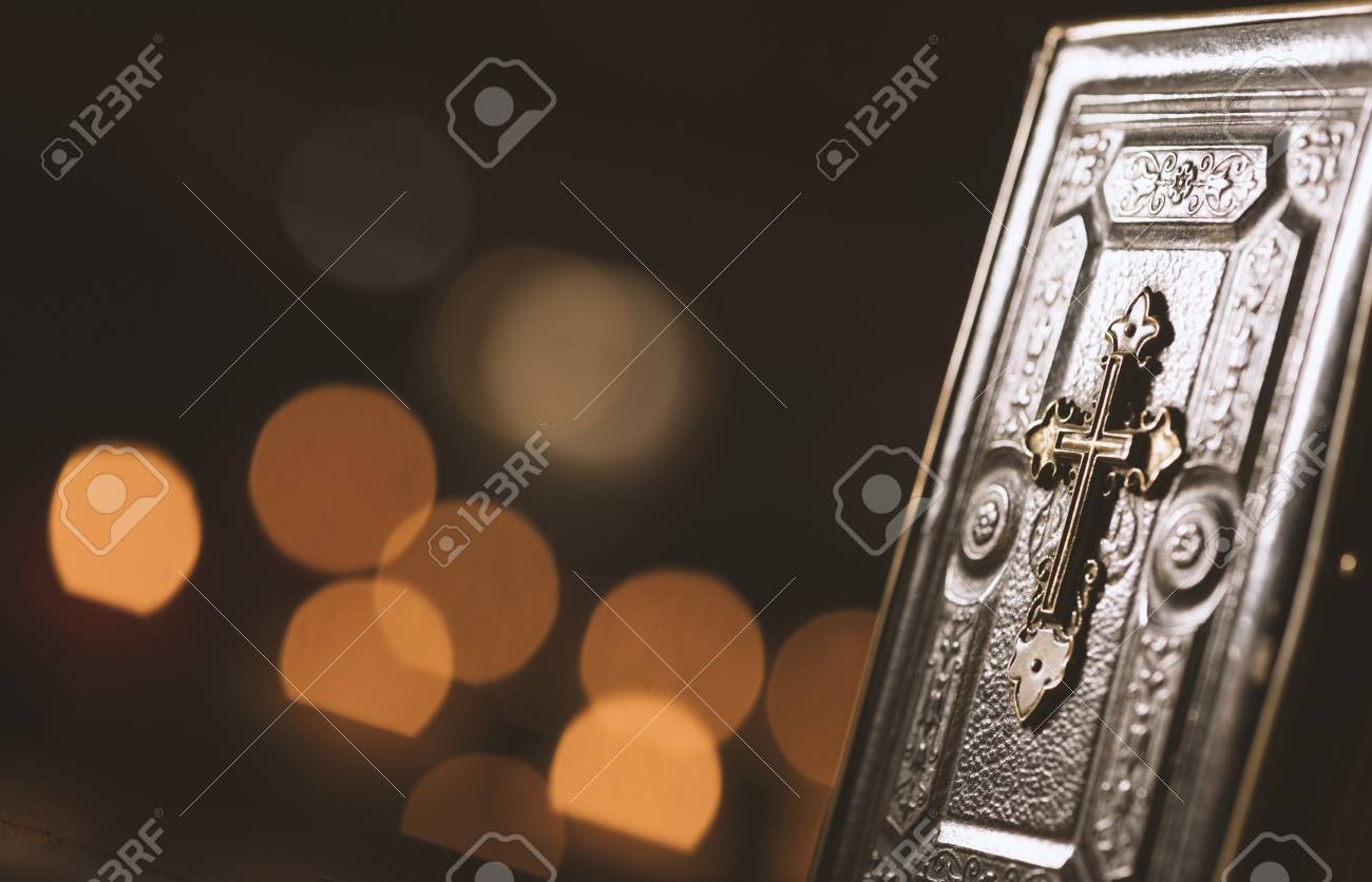 교회 기독교와 신앙 개념의 귀중한 오래된 성경과 불이 켜진 촛불 로열티 무료 사진, 그림, 이미지 그리고 스톡포토그래피. Image  102970108