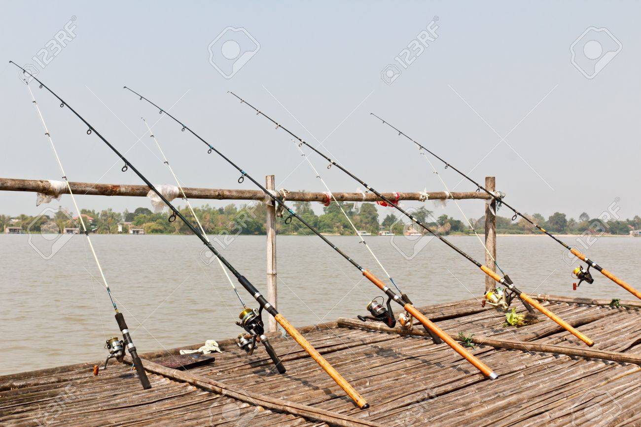 Прочный злак идущий на удочки. Старая бамбуковая удочка. Рыбак со спиннингом. Прочный злак идущий на удочки. Прочный злак идущий на удочки.