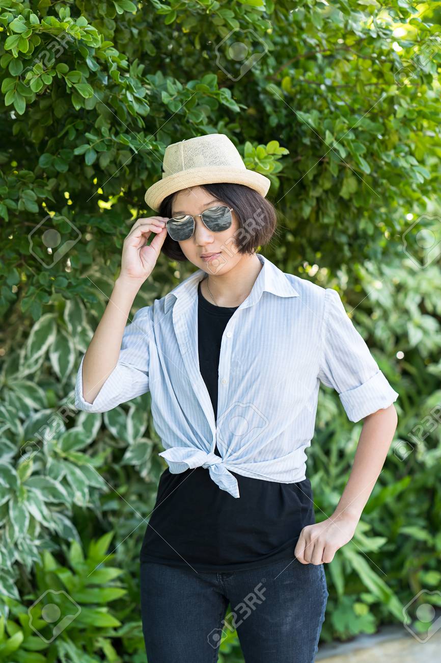 Mujeres Hermosas Y Jovenes Con El Sombrero Que Lleva Del Pelo Corto En Parque Fotos Retratos Imagenes Y Fotografia De Archivo Libres De Derecho Image 92617117