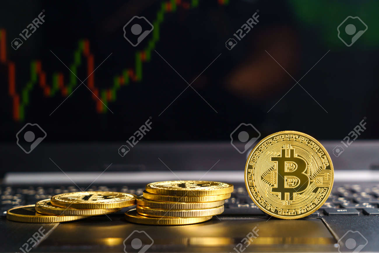 Moneda De Bitcoins En La Computadora Del Teclado. Cierre De Monedas  Criptográficas De Bitcoin Con Gráfico De Precios De Mercado De Intercambio  Comercial En El Fondo Fotos, retratos, imágenes y fotografía de