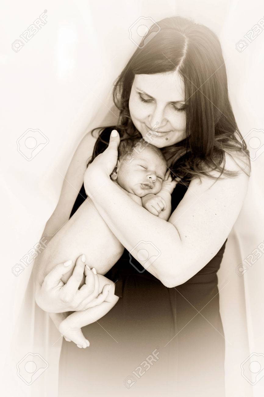Maman Caliner Un Bebe Nouveau Ne Mere Tient L Enfant Sur Les Mains Noir Et Blanc Banque D Images Et Photos Libres De Droits Image