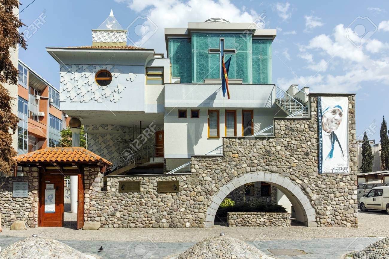 スコピエ マケドニア共和国 17 年 5 月 13 日 マケドニア共和国のスコピエ市記念家マザー テレサ の写真素材 画像素材 Image