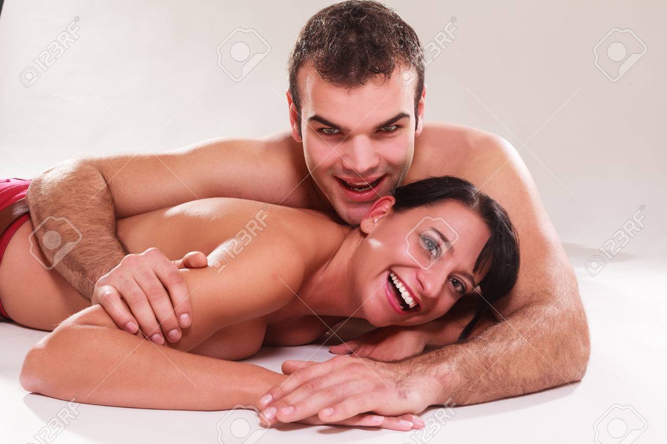 Atractivos Amantes Desnudos Hombres Y Mujeres Experimentando Juntos Un  Momento Apasionado Imagen de archivo 