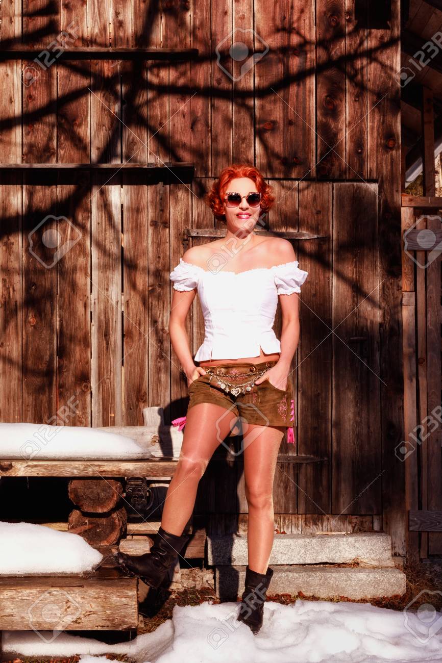 Retrato De Una Bella Pelirroja Mujer Bavara Con Blusa De Capucha