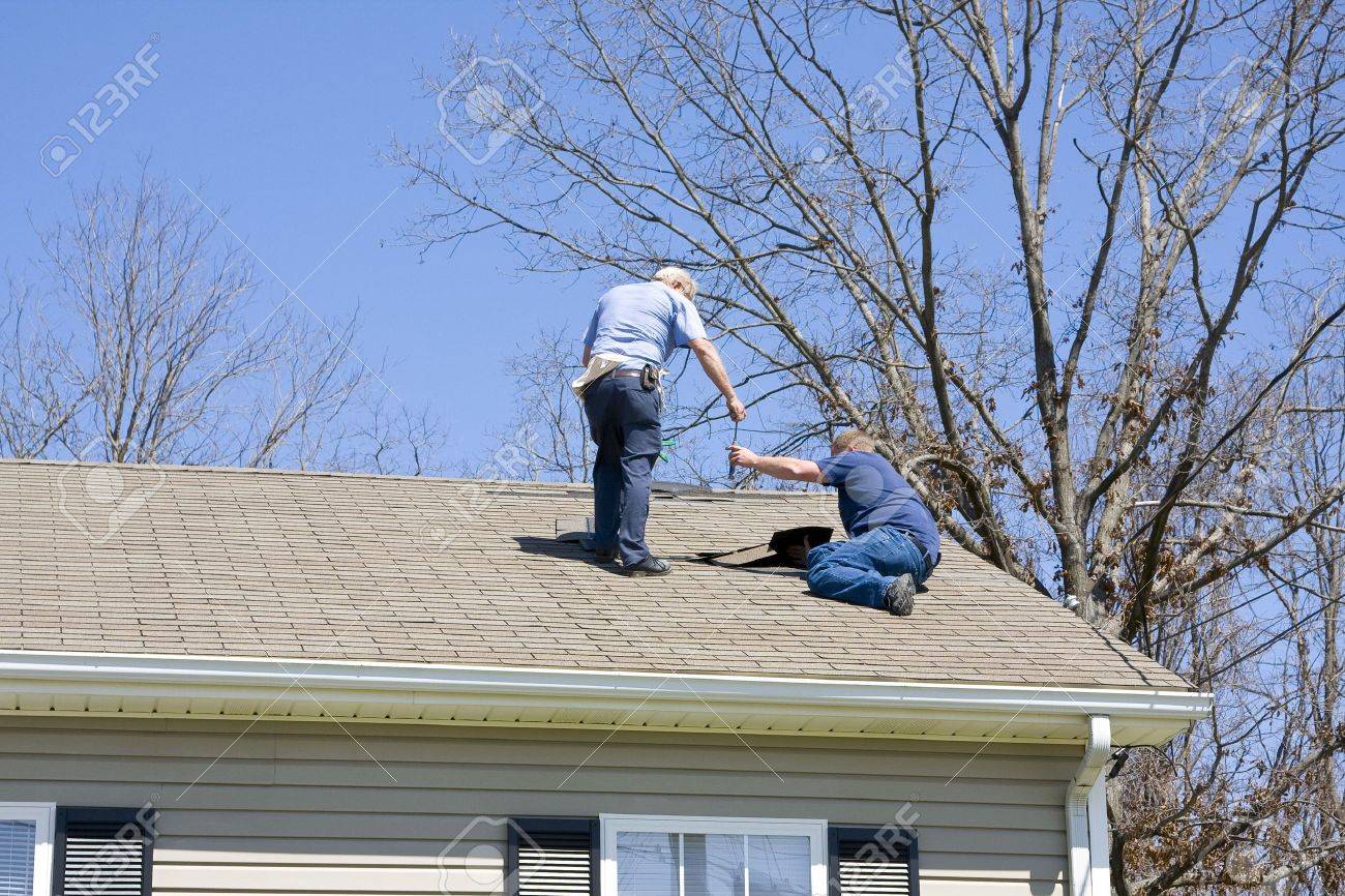 最近の風の嵐の後の家建築業者修復破損した屋根屋根葺き材 多くの屋根は傷ついた の写真素材 画像素材 Image