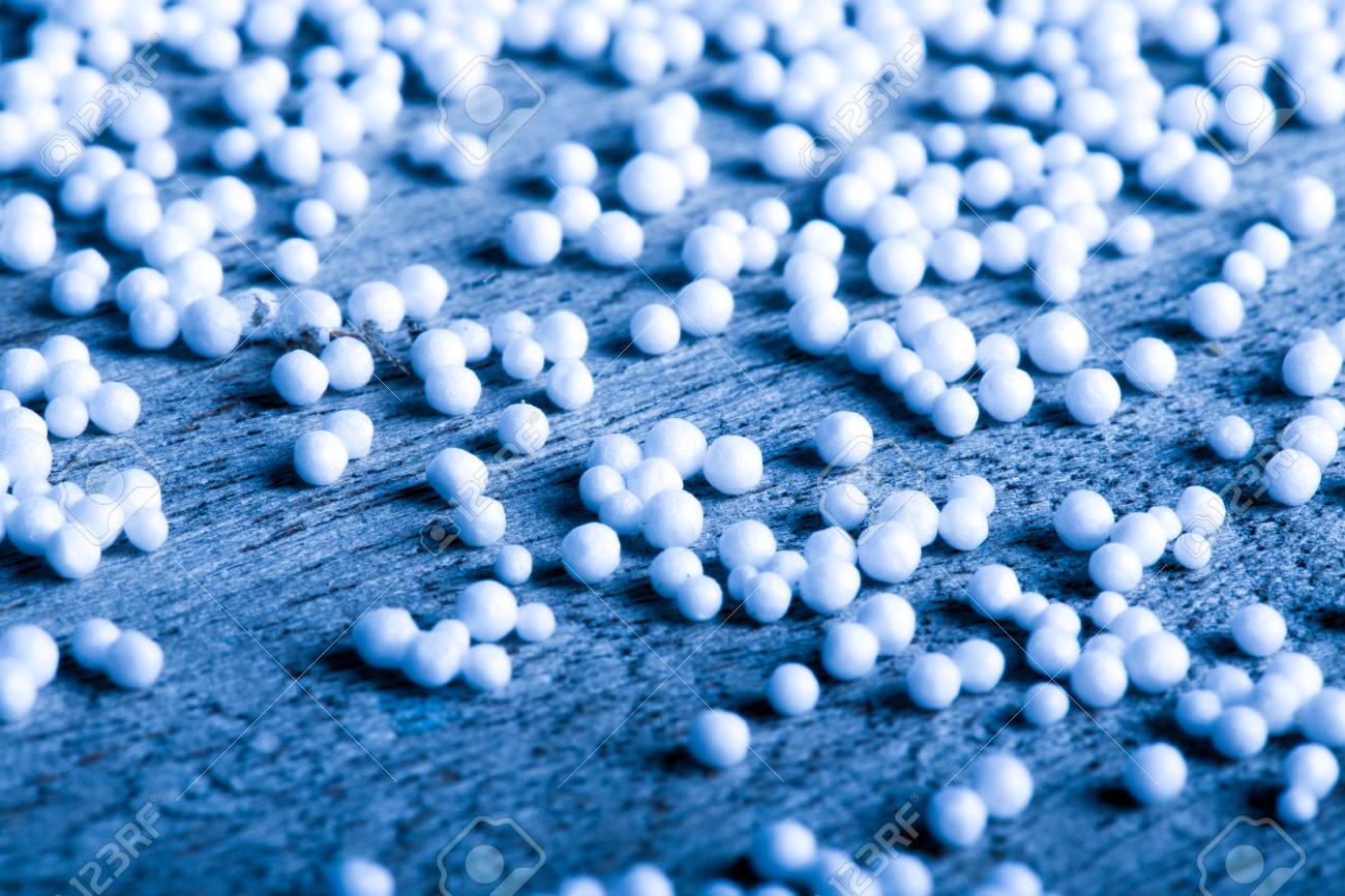 発泡プラスチックの破片のように古い木の板テーブルの背景に雪ボール クローズ アップ トーンダウン の写真素材 画像素材 Image