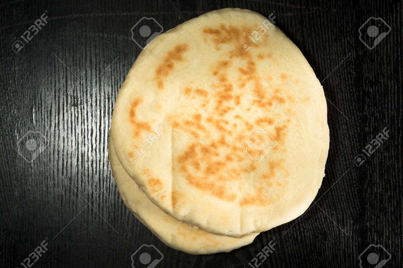 Immagini Stock Bazlama Pane Turco Su Un Tavolo Di Legno Nero O Pensione Messa A Fuoco Selettiva Profondita Di Campo Messa A Fuoco Selettiva Image 48661096
