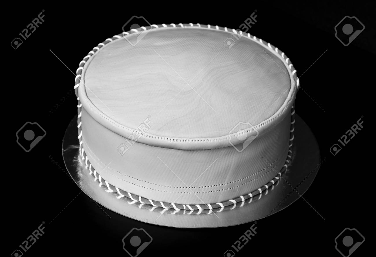 Gateau D Anniversaire Forme Comme Un Chapeau Avec Du Mastic Et Un Motif Sur Fond Noir Tonique Banque D Images Et Photos Libres De Droits Image Gateau D Anniversaire Forme Comme Un Chapeau Avec Du Mastic Et Un Motif Sur Fond Noir Tonique Banque D Images Et Photos Libres De Droits Image