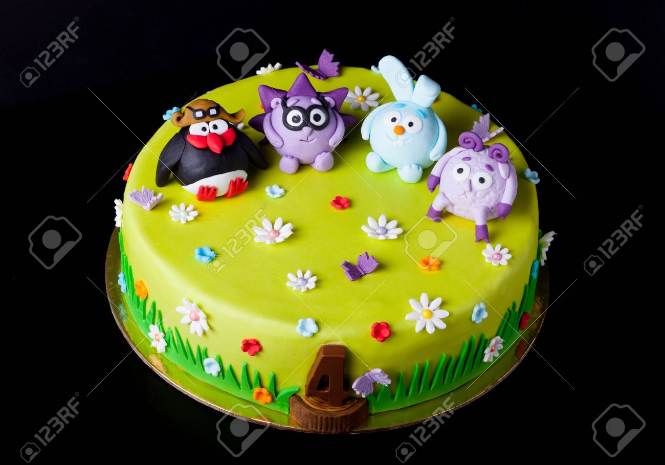 黒の背景に子供の誕生日のマスチックと自家製ケーキ アニメーション テーマ Smeshariki の写真素材 画像素材 Image