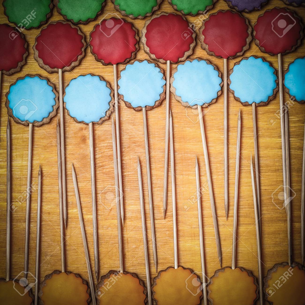 Biscuits De Pain D Pice Avec Du Mastic De Couleur Sur Des B Tons Biscuits De Pain D Pice Avec Du Mastic De Couleur Sur Des B Tons