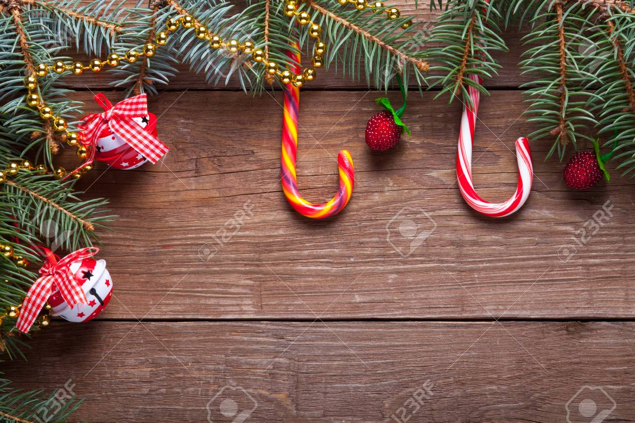 Ramo De Arvore De Natal Bastao De Doces E Elementos Decorativos Em Uma Mesa Ou Quadro De Madeira Para O Fundo Tema Do Ano Novo Espaco Para Texto Fotos Retratos Imagenes Y