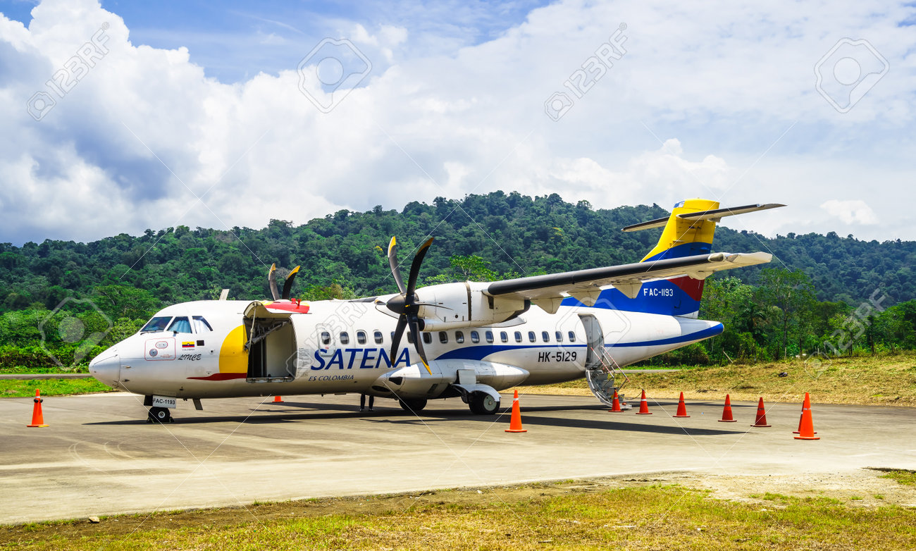 Bahía Solano, Colombia, 30 De Marzo De 2019, Avión Satena ATR 42 En El  Aeropuerto José Celestino Mutis Fotos, retratos, imágenes y fotografía de  archivo libres de derecho. Image 142308749