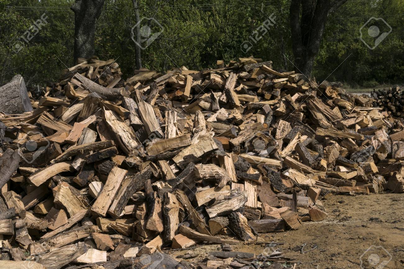 木材カットされており 薪暖炉の暖房 冷たい冬季の間の炉の燃料として使用される分割の大規模な山 の写真素材 画像素材 Image