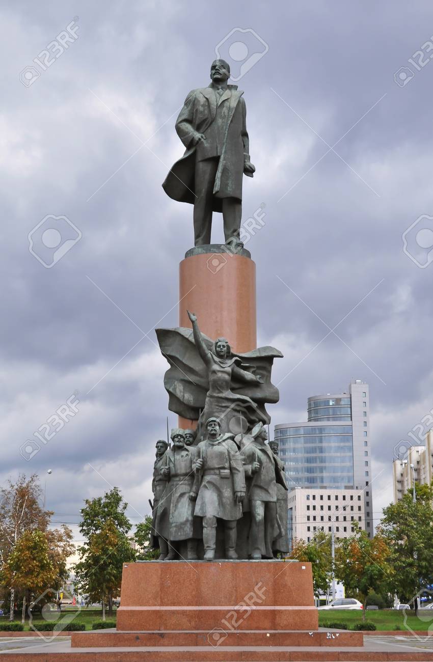 モスクワの10月広場にあるレーニン像。ロシア革命は、適切に劇的な空に