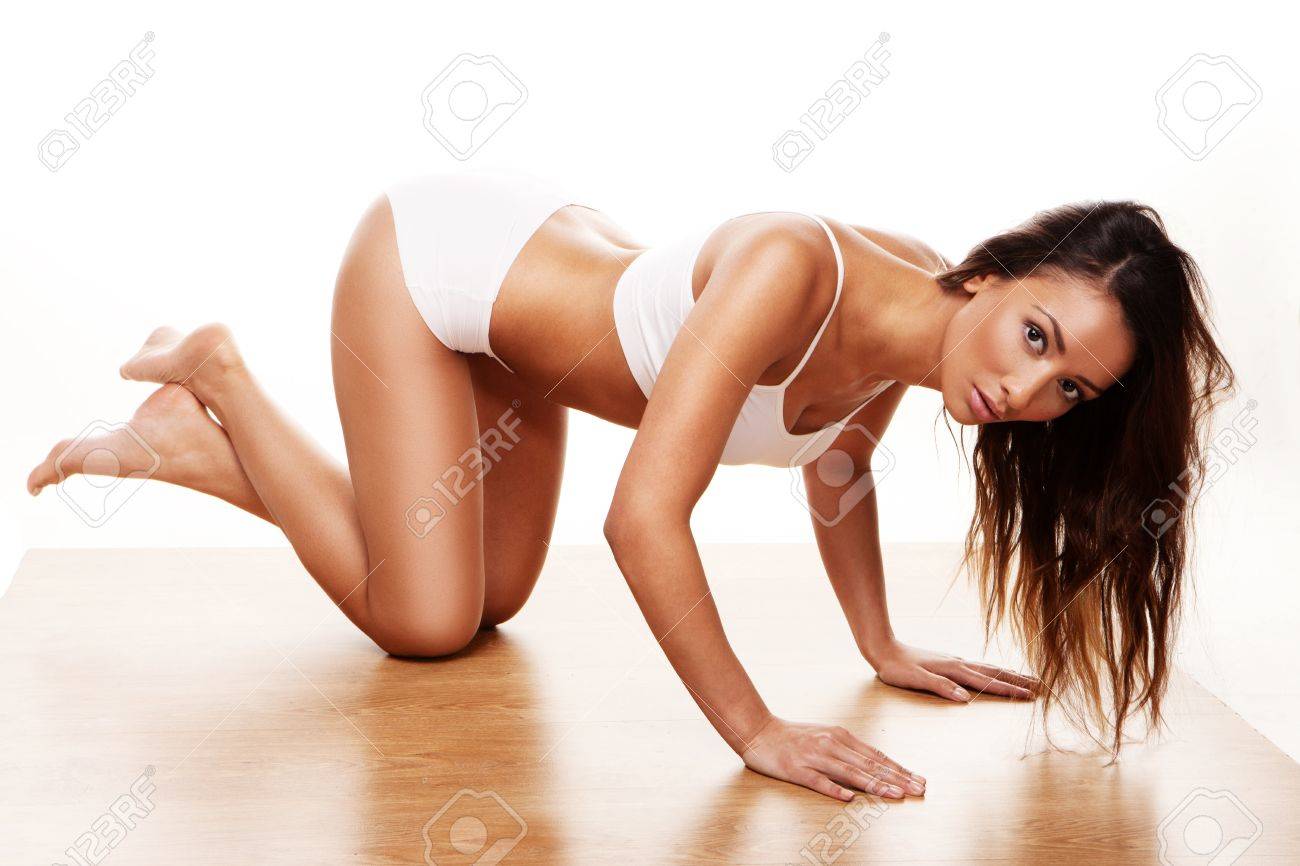 よつんばい パンティ 四つん這いランジェリーでポーズをとって魅力的な日焼け若い女性の写真素材・画像素材 Image 25845726