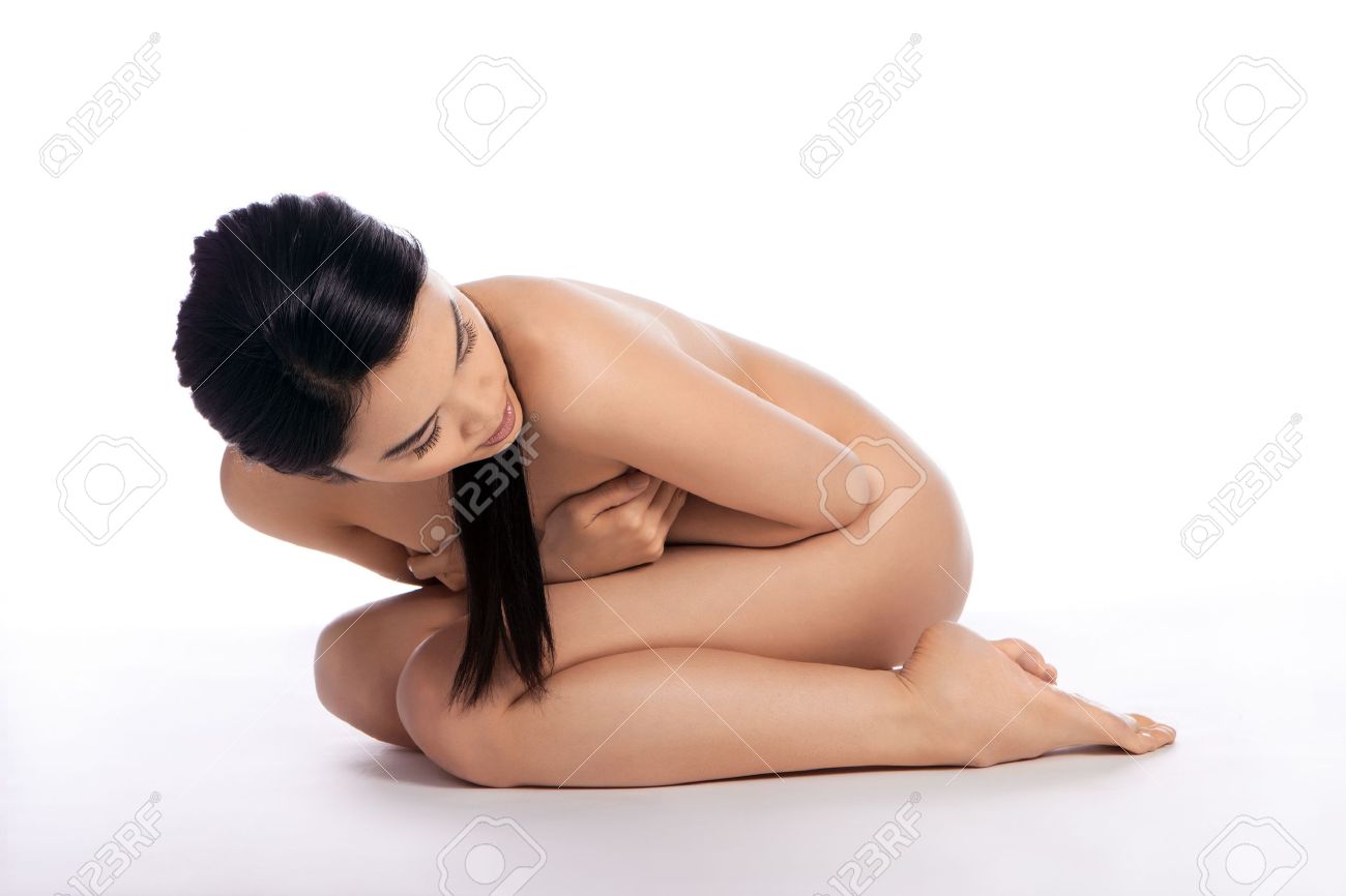Sexy Joven Asiática Posando Desnuda En Cuclillas En La Posición Fetal En El  Suelo Sobre Un Fondo Blanco Fotos, retratos, imágenes y fotografía de  archivo libres de derecho. Image 25851319