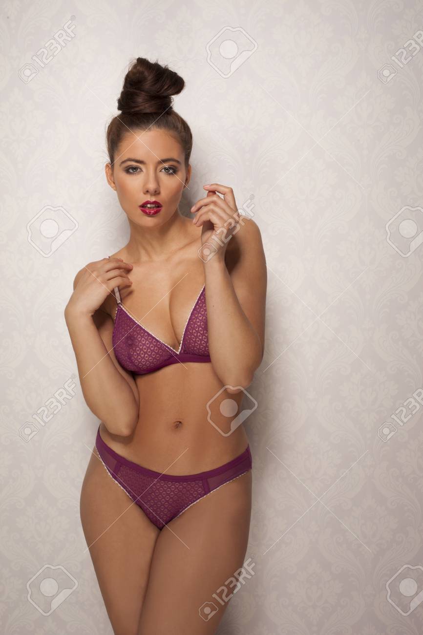 Y Bella Mujer Tetona En Ropa Interior De Moda Con El Recogido En Un Moño De Pie Aseado Mirando A La Cámara Con Una Expresión Sensual Seductora Fotos, Retratos,