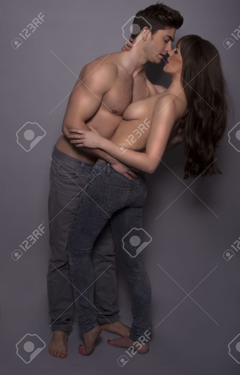 Oscuro Atmosferica Retrato De Estudio De Una Pareja En Topless