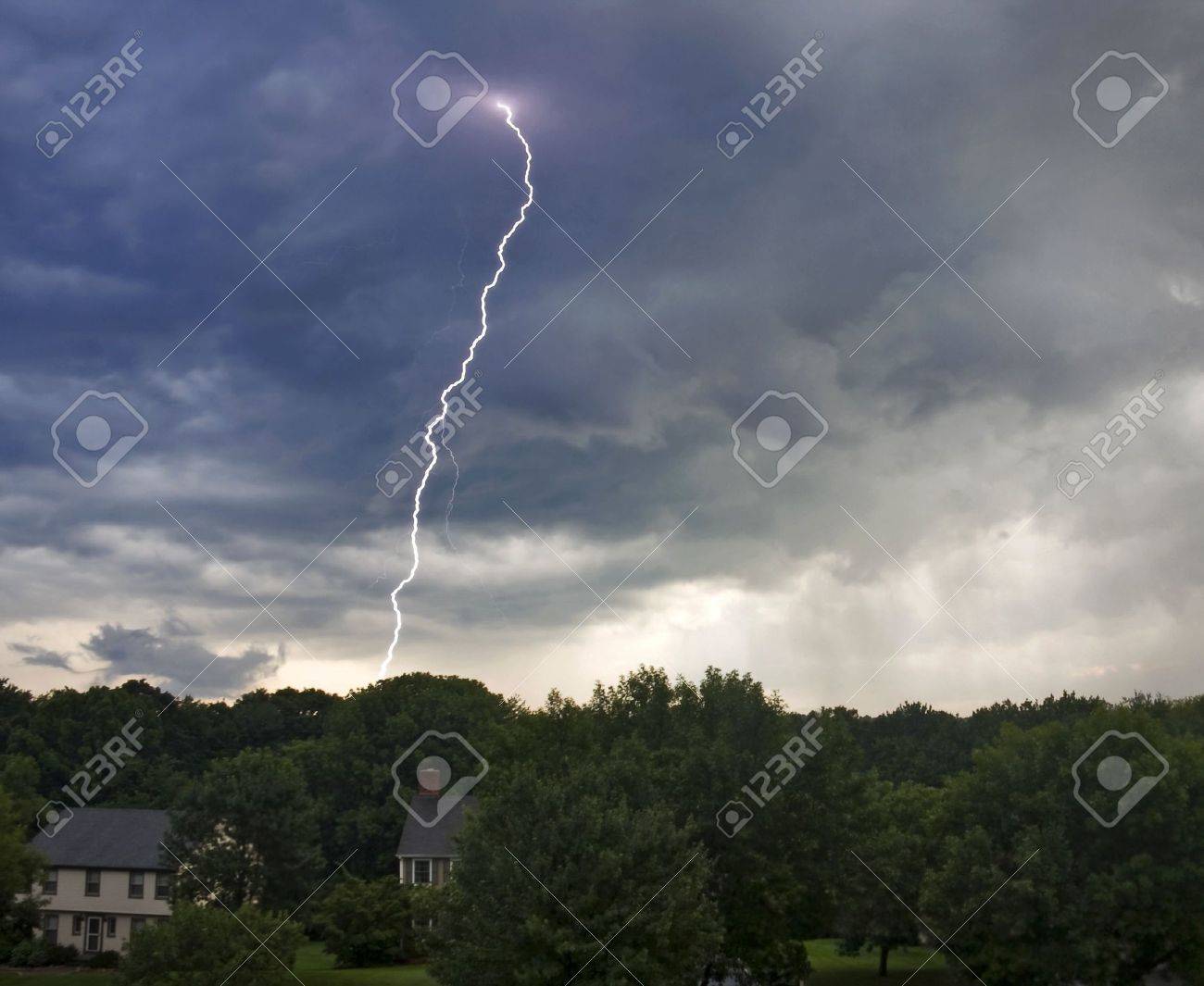 植民地時代風の家と森の中の嵐雲から劇的な落雷 の写真素材 画像素材 Image