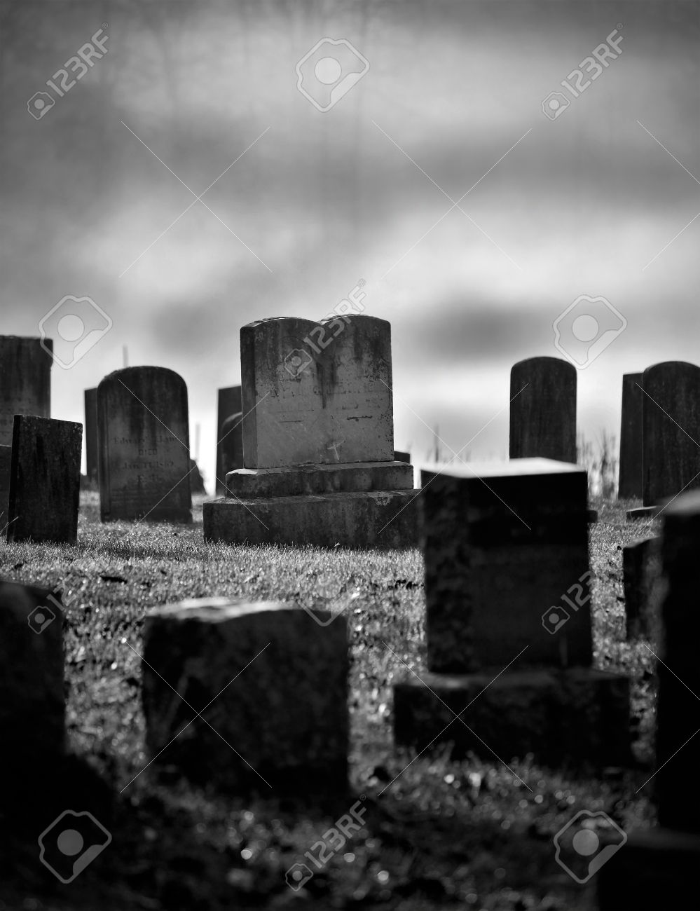 Tres Vieux Cimetiere Brumeux Et Glauque En Noir Et Blanc Banque D Images Et Photos Libres De Droits Image