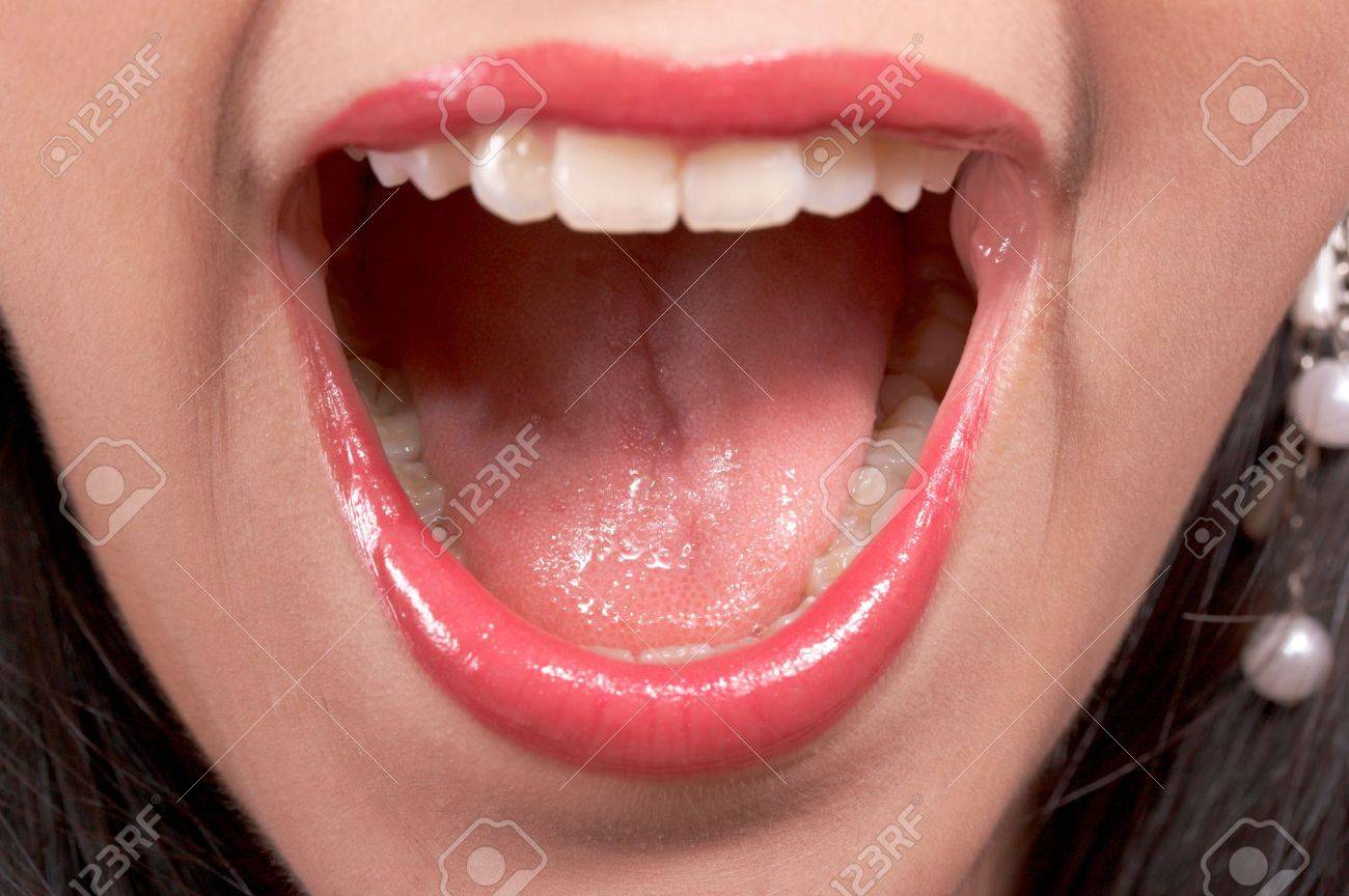 彼女の口を大きく開いてを持つ女性の叫び の写真素材 画像素材 Image 彼女の口を大きく開いてを持つ女性の叫び の写真素材 画像素材 Image