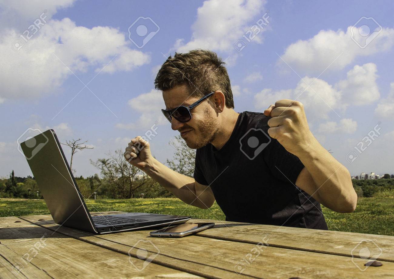 Ein Mann Mit Einem Laptop Arbeit Von Zu Hause Aus Sitzt Im Garten