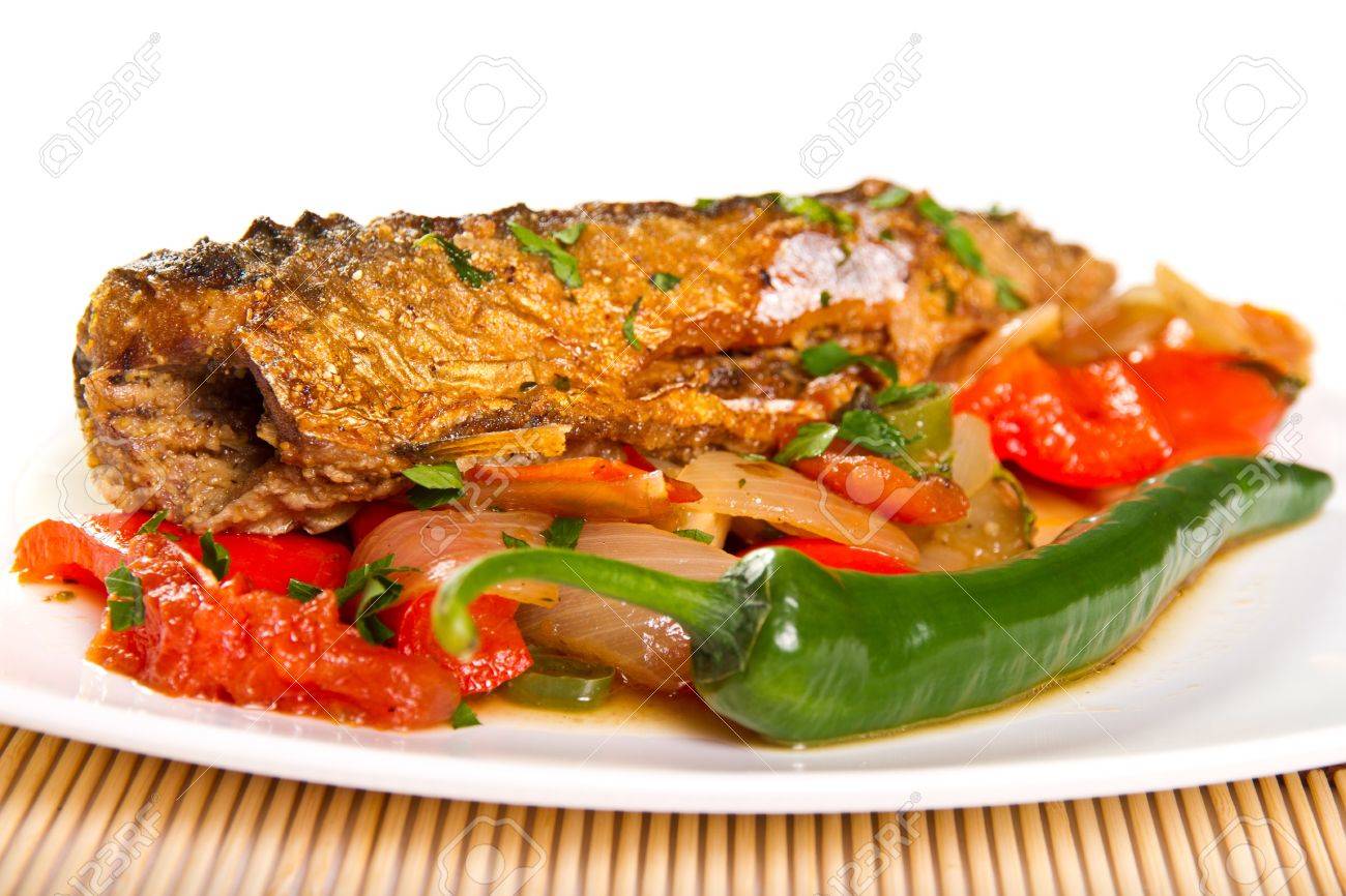 Truite Au Four Avec Des Legumes Cuits A La Vapeur Banque D Images