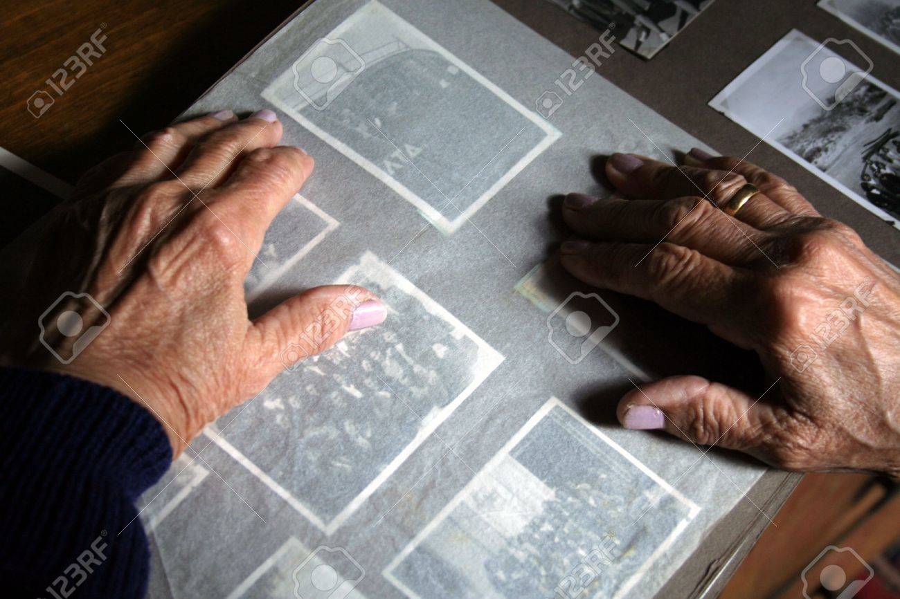 2375612-An-old-woman-s-hands-on-an-old-photo-album-Stock-Photo.jpg (1300×866)