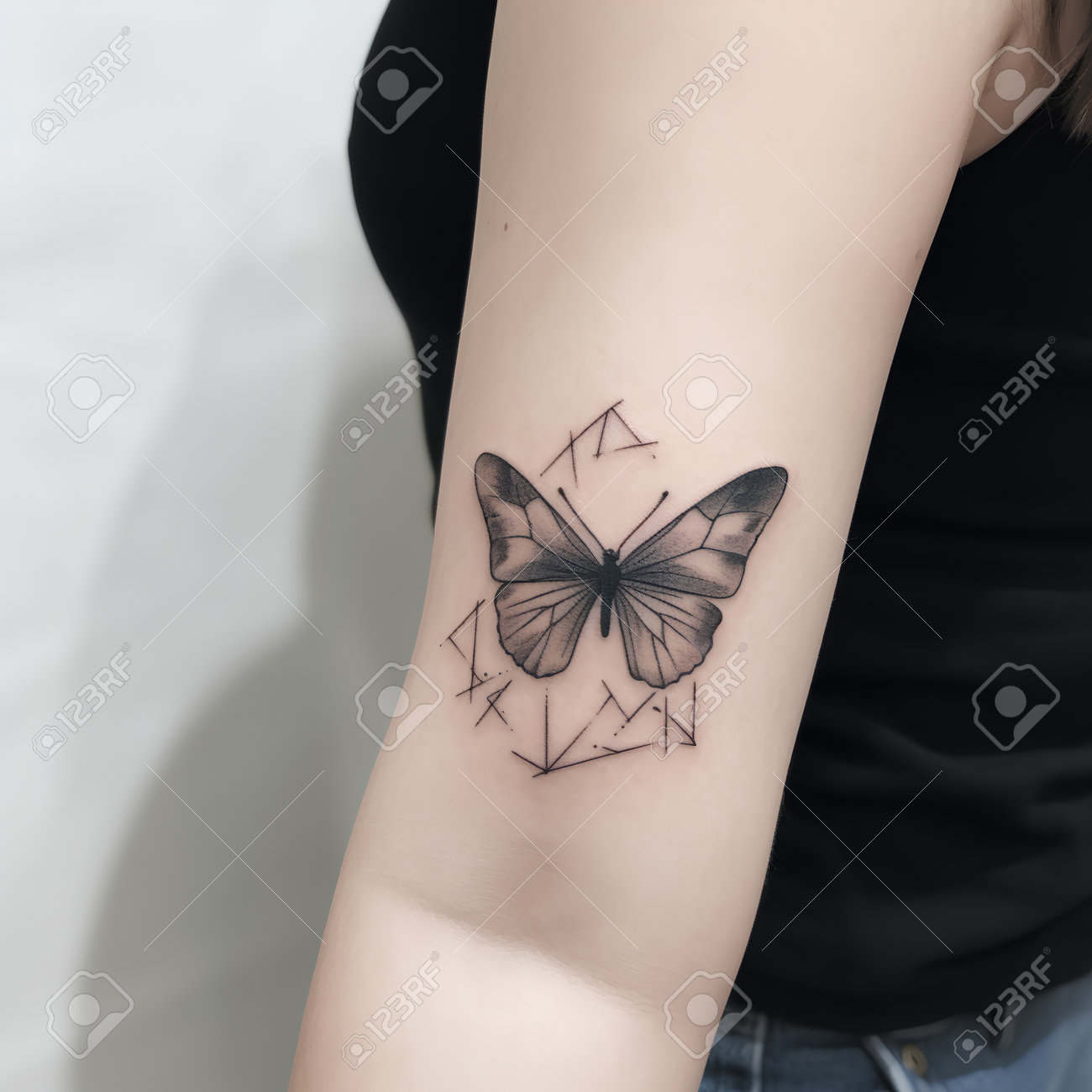 여자 팔에 있는 나비 타투 입니다. 문신 개념 로열티 무료 사진, 그림, 이미지 그리고 스톡포토그래피. Image 206971992