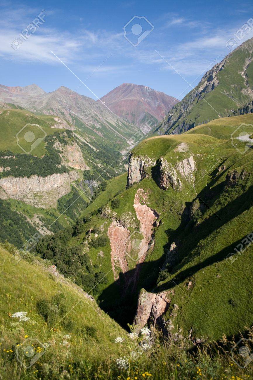 美しい風景 コーカサス山脈 グルジア軍用道路 ジョージア の写真素材 画像素材 Image