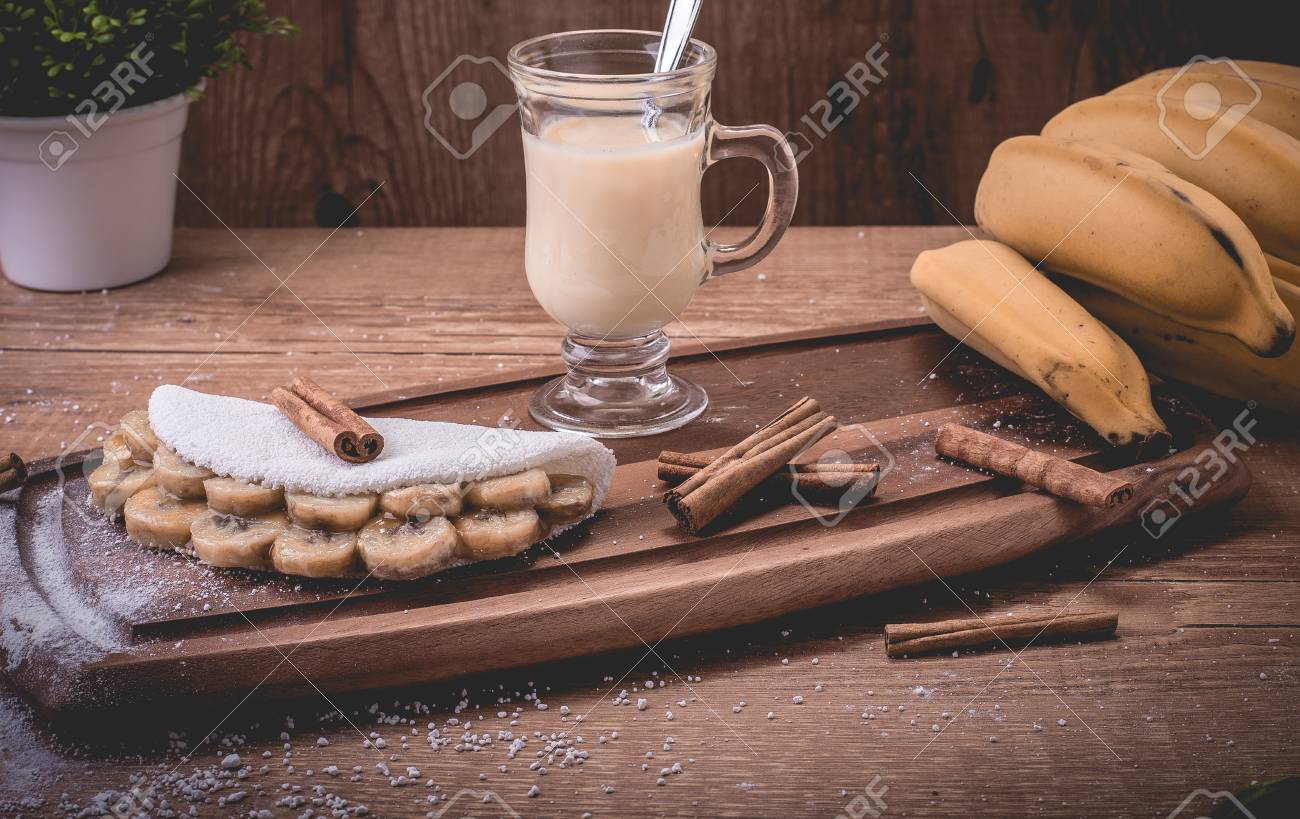 タピオカバナナ カラメルバナナ コンデンスミルク シナモンのマニオック小麦粉パンケーキ ブラジル北東部の代表的な食べ物 の写真素材 画像素材 Image