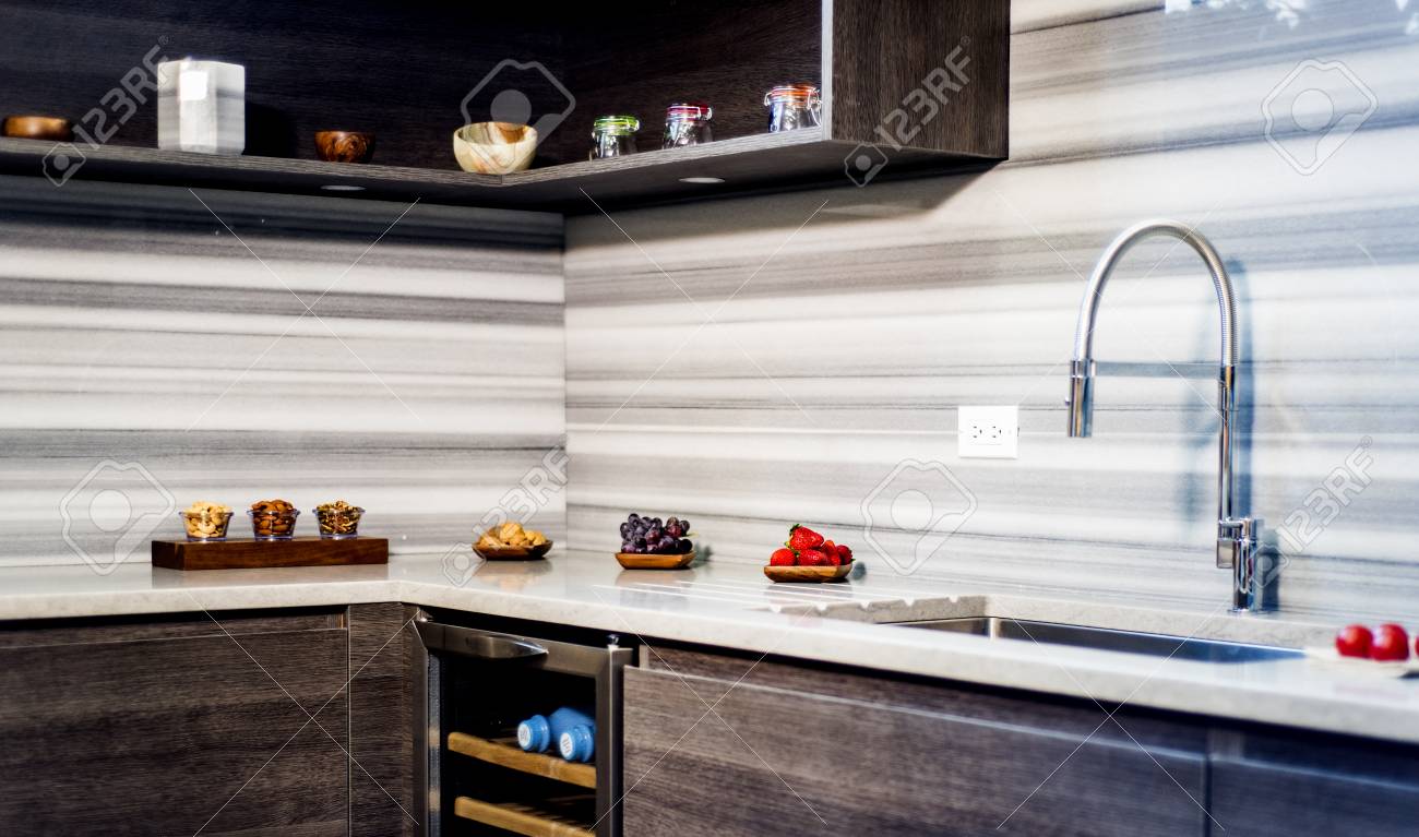 Cocina Moderna Con Encimera De Granito Y Gabinetes De Cocina Marrón ... Cocina Moderna Con Encimera De Granito Y Gabinetes De Cocina Marrón ...