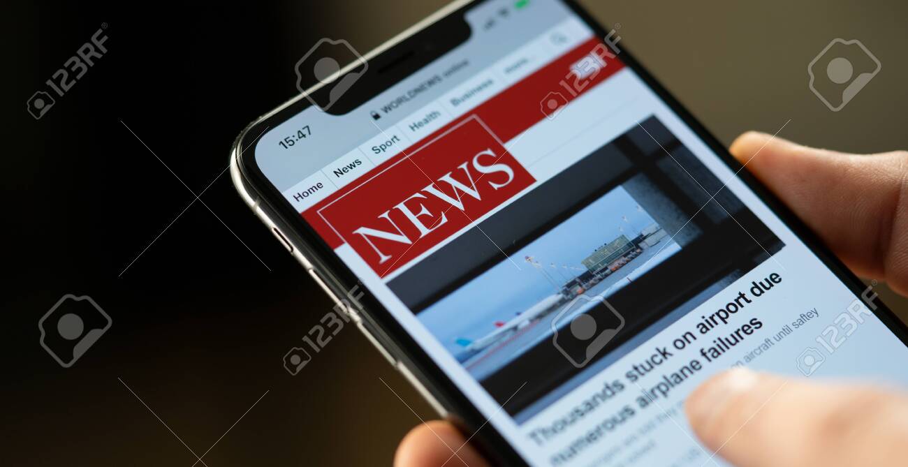 スマートフォンのオンラインニュース。ビジネスマンは、携帯電話の画面アプリ上のニュース や記事を読んで。スマートデバイスを手持ち。インターネット上の新聞やポータル。表示されるニュースは現実とは関係ありません。の写真素材・画像素材  Image 146636402