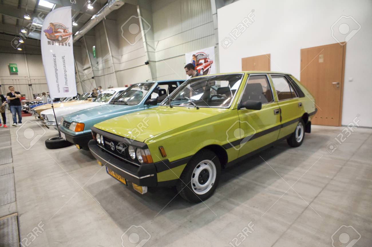 ポーランドのワルシャワでワルシャワ自動ノスタルジー 17 年 5 月 13 日に公正にワルシャワ ポーランド 5 月 13 日 旧型ポロネーズ車 の写真素材 画像素材 Image