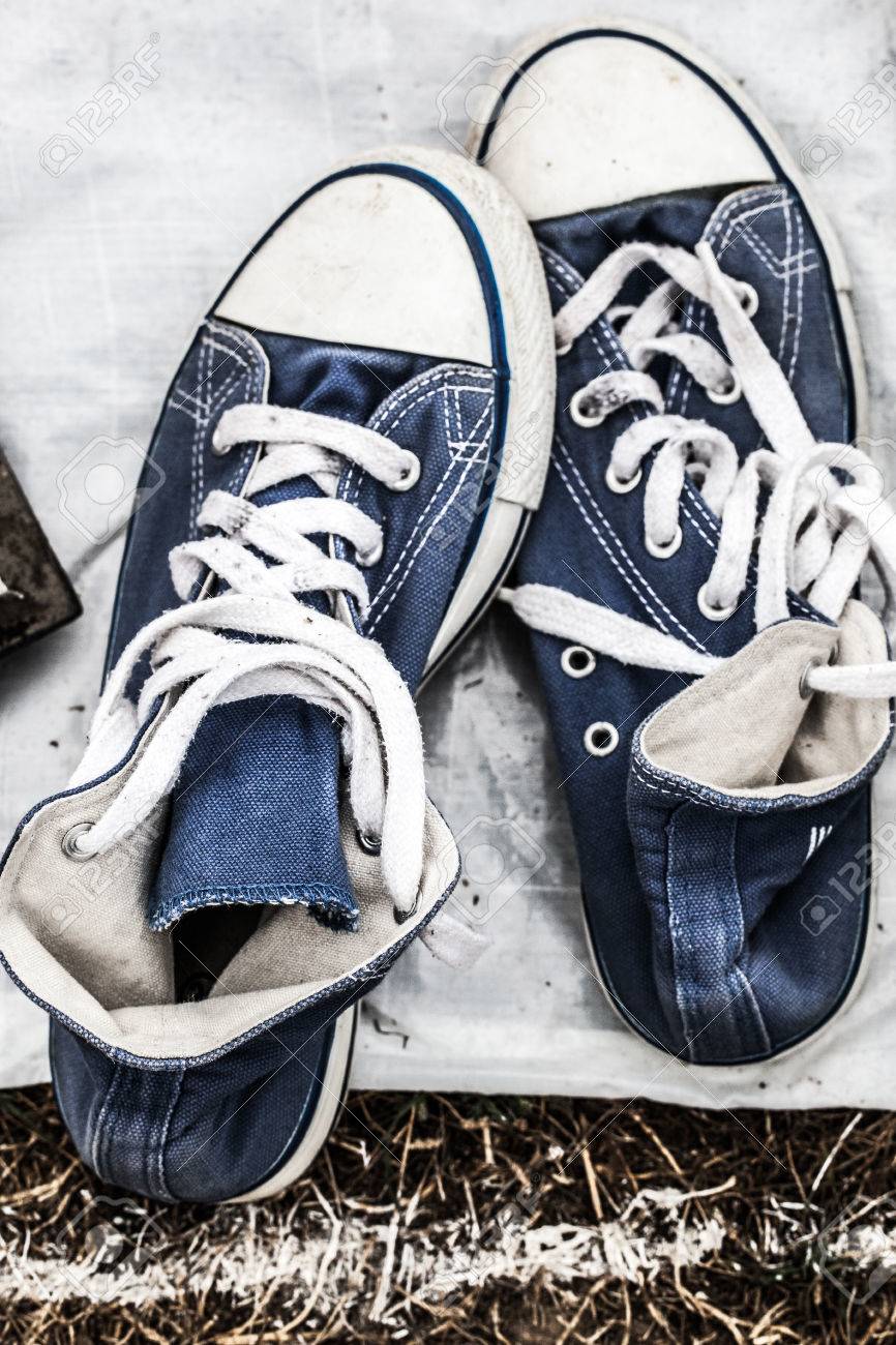 寄付 リサイクルや安価で販売のための草のガレージ セールで販売秒針生地ネイビー ブルー スニーカー過剰消費とファッションに対処するには の写真素材 画像素材 Image