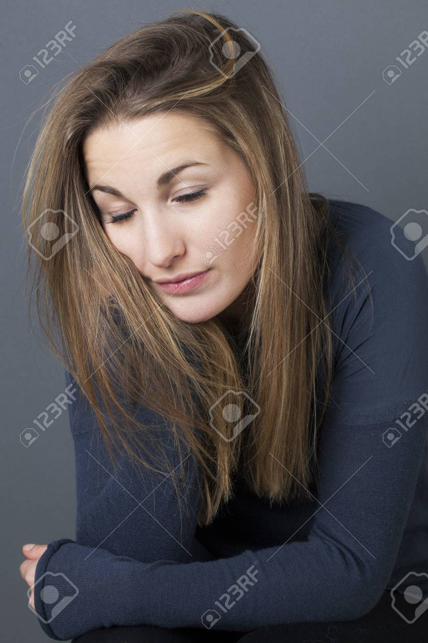 疲労や退屈コンセプト 疲れ 代女の子昼寝と眠り冬のブルース スタジオ撮影のために彼女の手に彼女の顔をもたれ の写真素材 画像素材 Image 疲労や退屈コンセプト 疲れ 代女の子昼寝と眠り冬のブルース スタジオ撮影のために彼女の手に彼女の顔をもたれ の写真素材 画像素材 Image