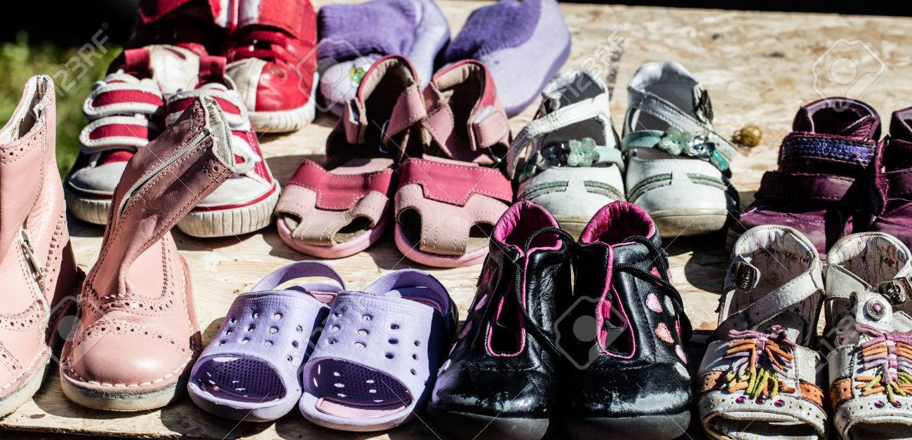 Affichage De L Enfant Et Le Bebe Chaussures Fille D Occasion Pour La Reutilisation La Revente La Charite Le Don Ou Magasin D Aubaines Pour La Deuxieme Vie Vendu Au Marche Aux Puces Au Printemps