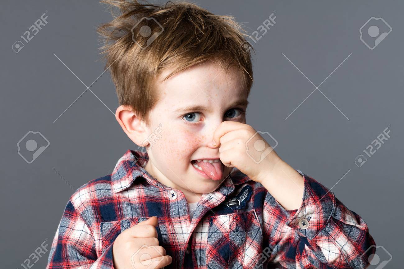 Ребенок закрывает рот. Неприятный мальчик. Ребенок закрывает рот руками. Отвращение картинки для детей. Галитоз детский.