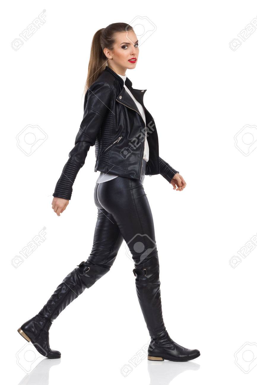 Veste Isolé Pantalon Regardant Bottes De Cuir Une Marche Longueur En Tourné Jeune CaméraPleine Studio Et Femme Sur La NoirDes JF1cT3Kl