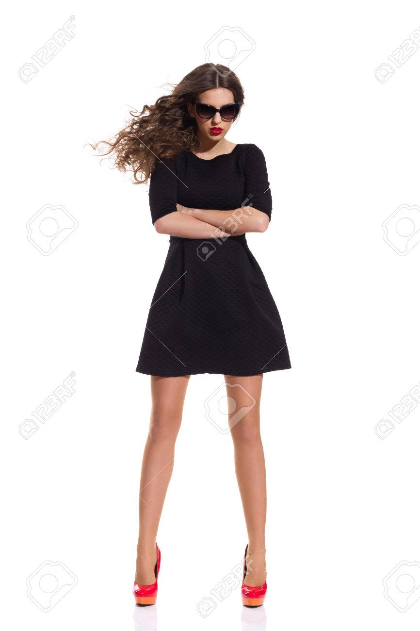 黒いミニのドレスと腕を組んで立っている赤いハイヒールを身に着けているサングラスで美しい女性 完全な長さのスタジオ撮影に分離白 の写真素材 画像素材 Image 黒いミニのドレスと腕を組んで立っている赤いハイヒールを身に着けているサングラスで美しい女性 完全な長さのスタジオ撮影に分離白 の写真素材 画像素材 Image