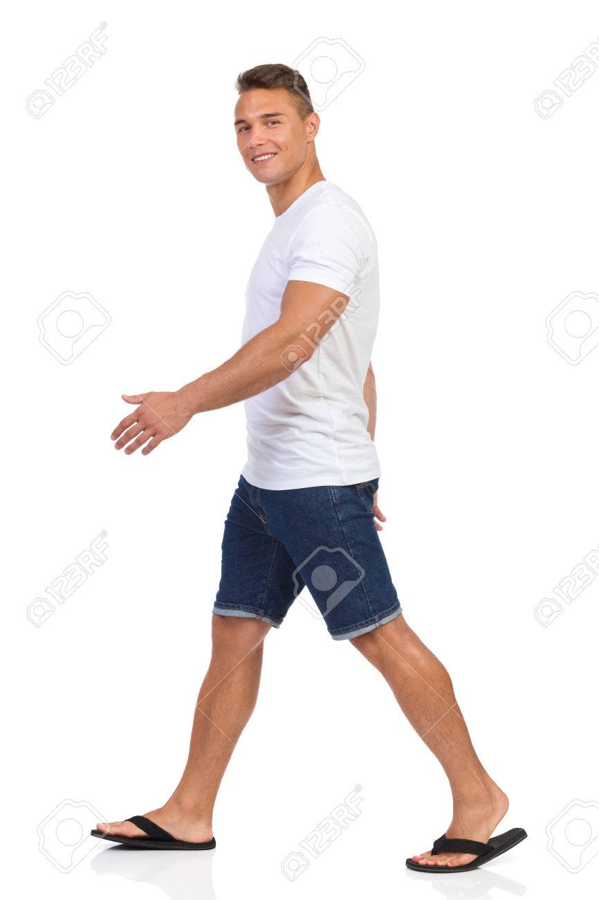 Hombre Negras BlancaPantalones Aislado Joven Longitud Disparo Sandalias Caminando A Camisa Mirando CámaraEstudio Vaqueros La En Y Completa De 435ARLj